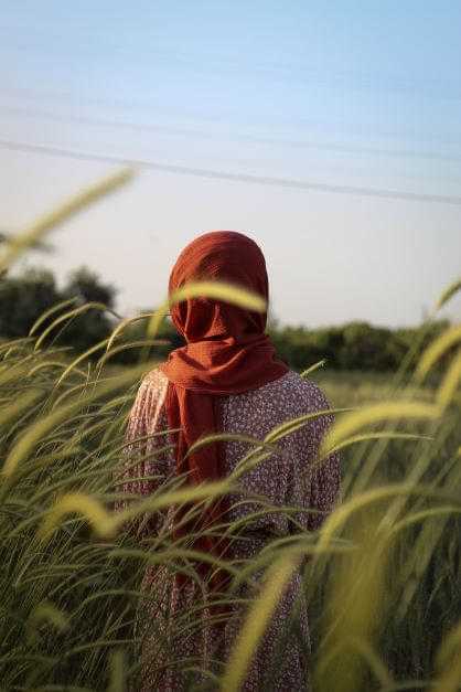 Femmes-musulmane-de-dos-dans-un-champs